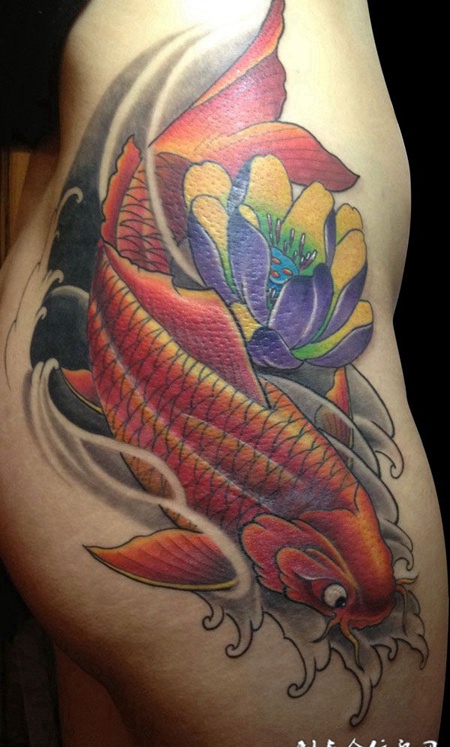 臀部鲤鱼莲花纹身