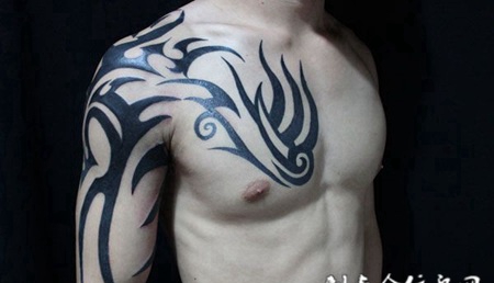 过肩图腾纹身