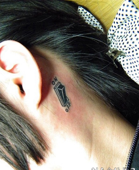 耳后按钮纹身