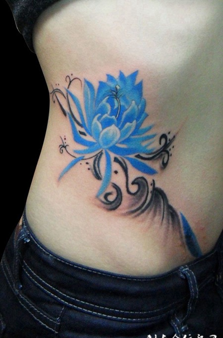 腰侧的蓝莲花花藤纹身