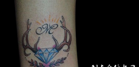 小腿上的钻石纹身