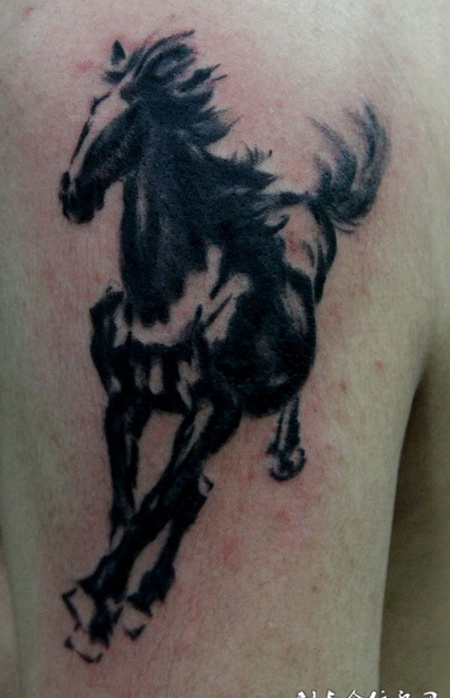 胳膊上徐悲鸿的马纹身