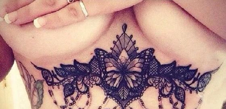 胸部的蝴蝶结蕾丝纹身图案
