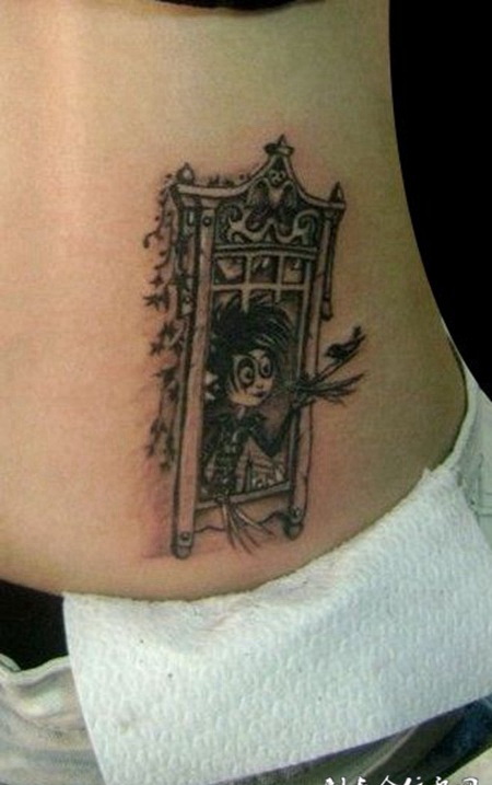 腰侧的相框纹身