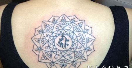 背部莲花梵文纹身