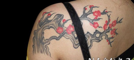 肩膀后的梅花纹身