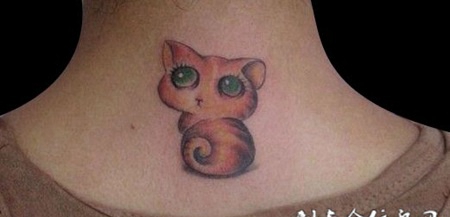 颈后猫咪纹身