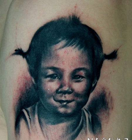 胳膊上的娃娃纹身