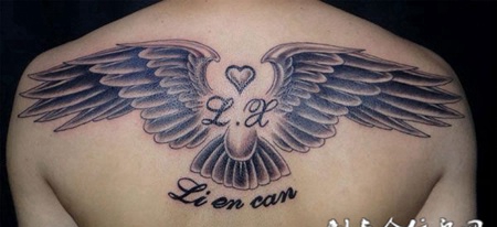 背部心与翅膀的纹身