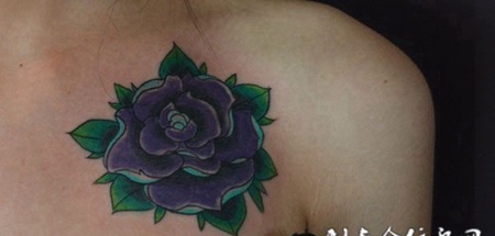 胸前的玫瑰纹身
