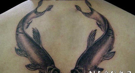 背部双鱼纹身
