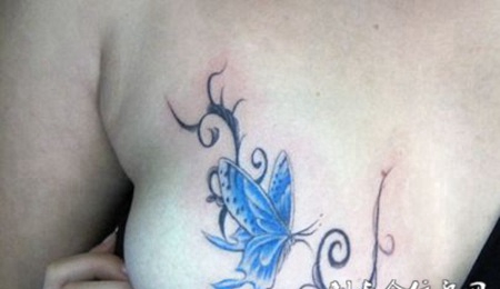 胸前的蝴蝶藤蔓纹身
