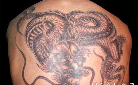 背部盘旋龙纹身