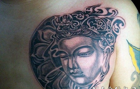 胸前的佛像纹身