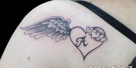 肩膀上的心翅膀纹身