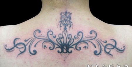 背部图腾花藤纹身