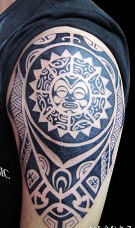 胳膊上的太阳图腾纹身