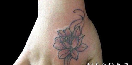 手背上的莲花纹身