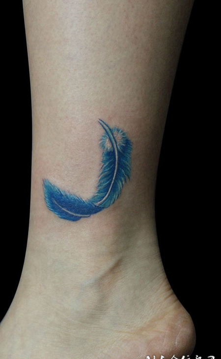 脚踝上的蓝色羽毛纹身