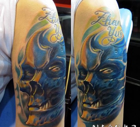 胳膊上的蓝色骷髅纹身