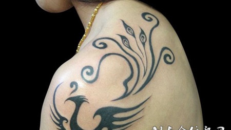 肩膀上的凤凰纹身