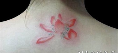 背部粉色莲花纹身