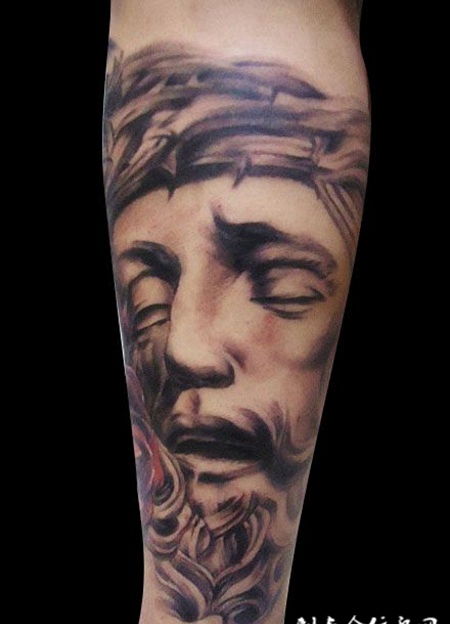 小腿上的男子头像纹身