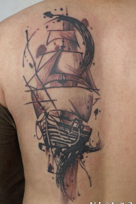 后背上的帆船纹身