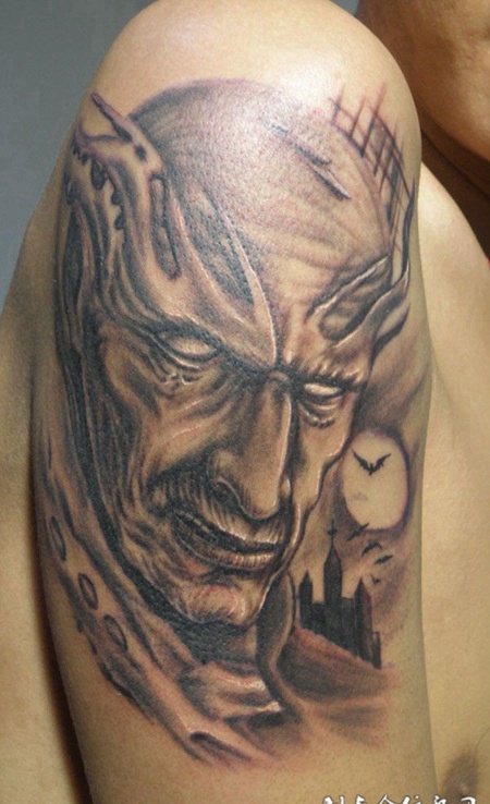 夕阳下的恶魔纹身