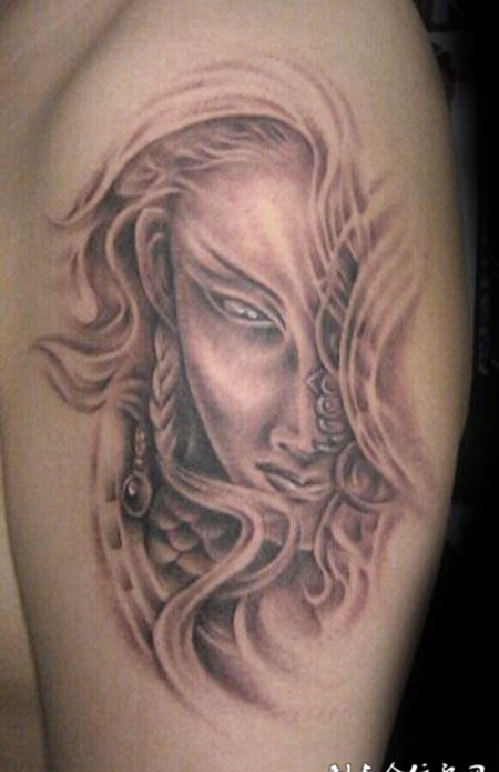 半张脸的恶魔纹身