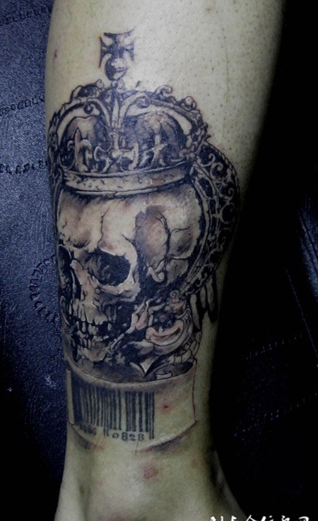 小腿上的骷髅皇冠纹身