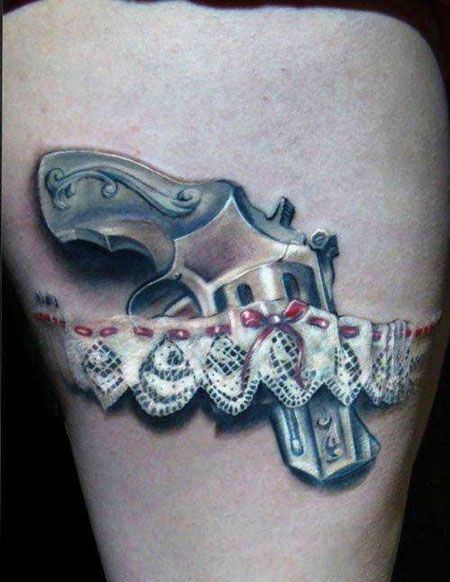 大臂白色蕾丝手枪纹身图案