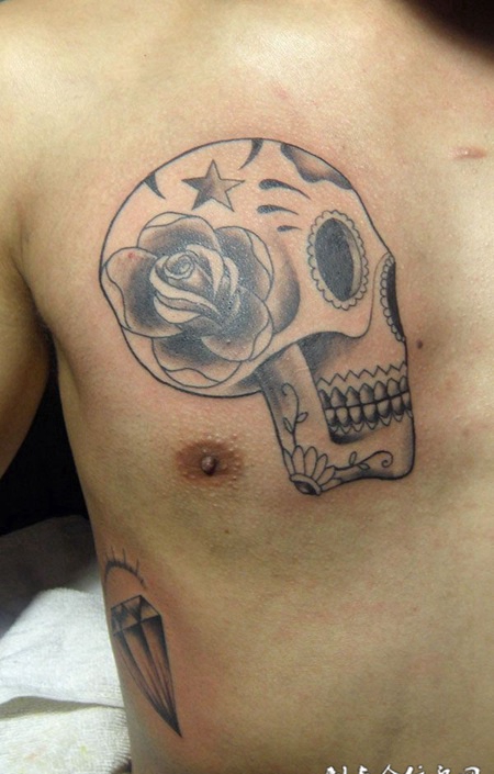 胸前的骷髅玫瑰纹身