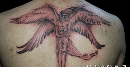 后背上四翼的天使纹身