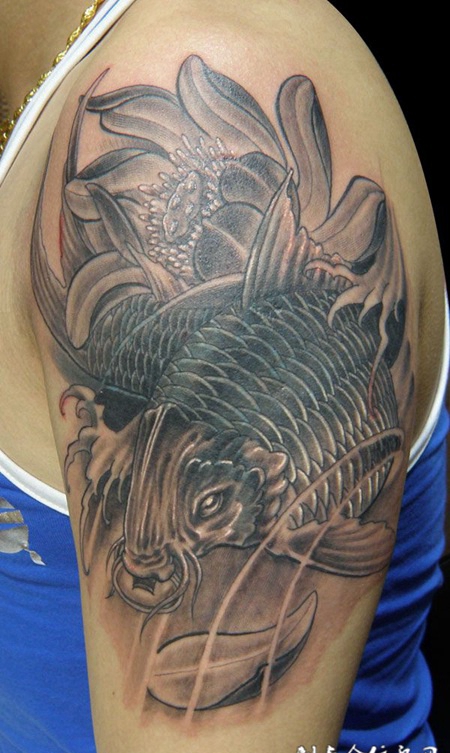 胳膊上的招财鲤鱼纹身