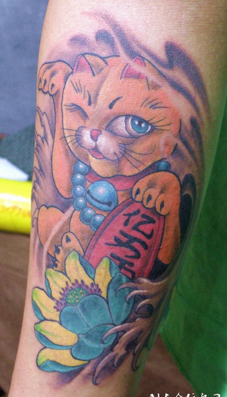 小腿上的招财猫纹身