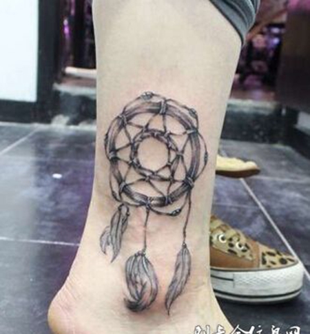 小腿上的捕梦网挂饰纹身图案