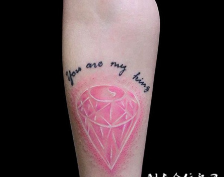 胳膊上的钻石纹身