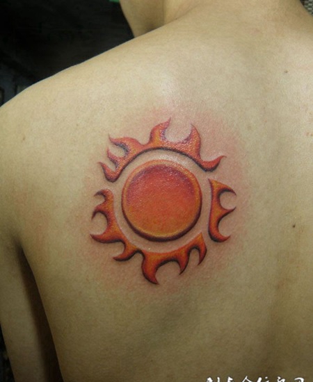 背后的太阳纹身