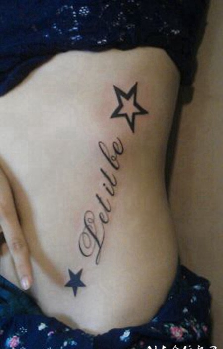 腰侧的星星英文纹身