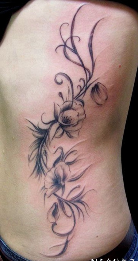 腰侧的花藤纹身