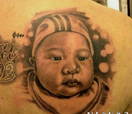 背后的婴儿纹身