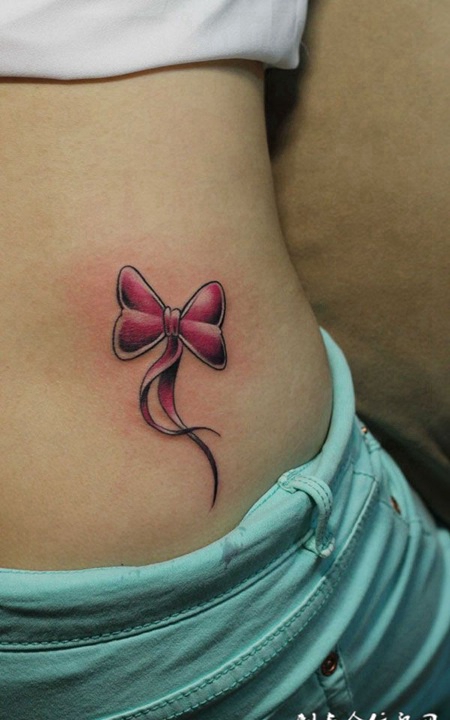 腰侧蝴蝶结纹身