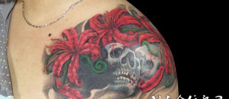 肩膀上的彼岸花骷髅纹身