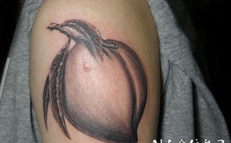 胳膊上的蟠桃纹身