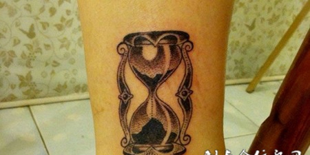 小腿上的漏斗纹身