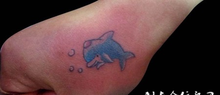 手部小海豚纹身