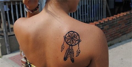 美女肩部捕梦网纹身图案