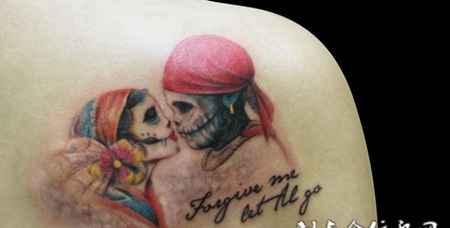 亲吻中的骷髅纹身
