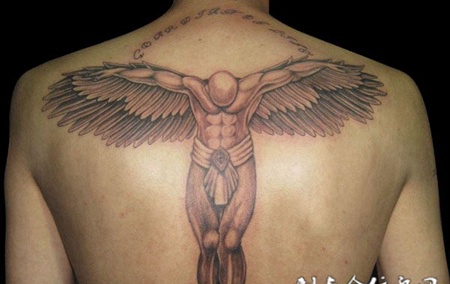 背部受难的天使纹身